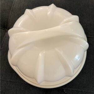 Nordic Ware Bundt cake holder